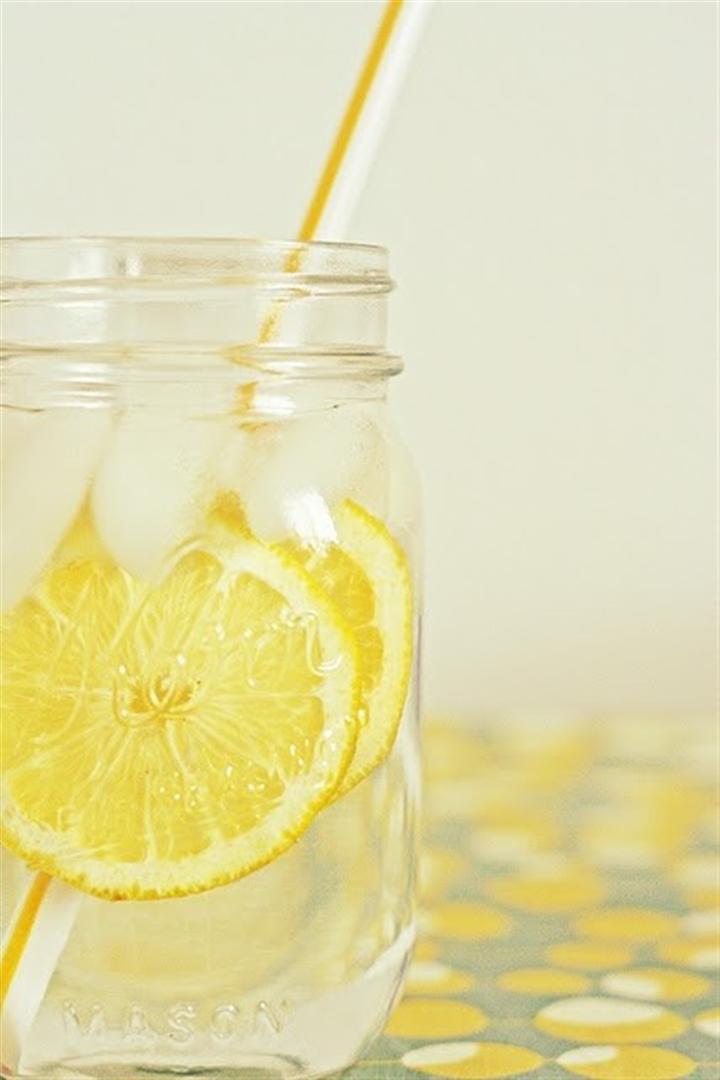 Вода с лимоном и медом польза. Лимонад. Лимонная вода. Лимонад Эстетика. Желтый лимонад.