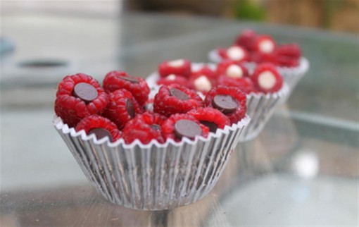 Raspberries-with-dark-chocolate-chips-for-light-desserts